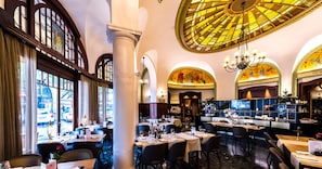 2 restaurants, breakfast, lunch, dinner served; international cuisine