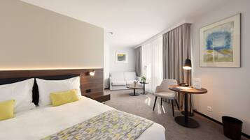 Suite junior | Ropa de cama de alta calidad, minibar, caja fuerte y escritorio