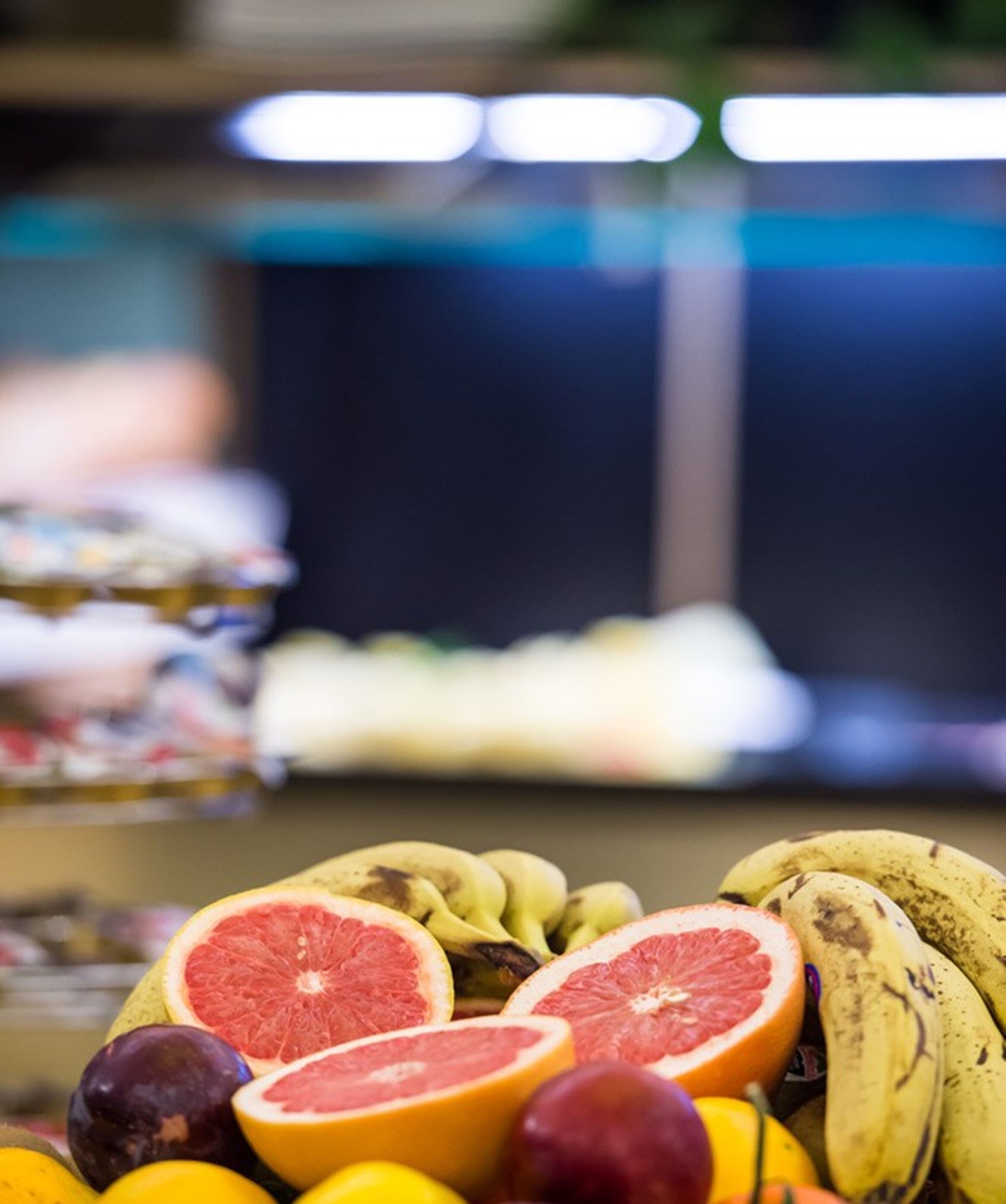 Eine Auswahl frischer Früchte, darunter Grapefruit, Bananen und Orangen.