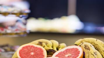 Eine Auswahl frischer Früchte, darunter Grapefruit, Bananen und Orangen.