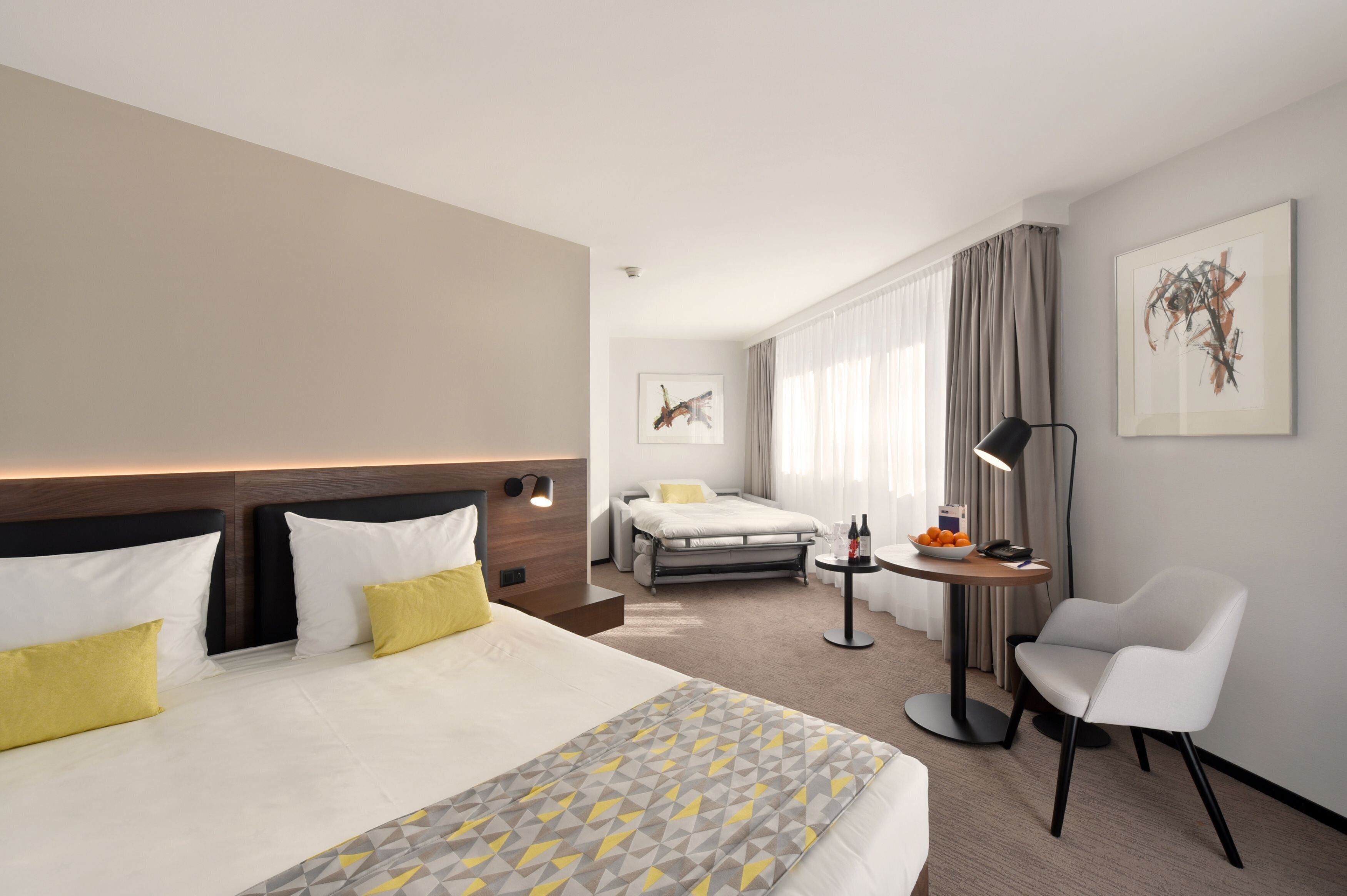 Sengetøy av topp kvalitet, minibar, safe på rommet og skrivebord