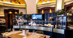 2 restaurants, breakfast, lunch, dinner served; international cuisine