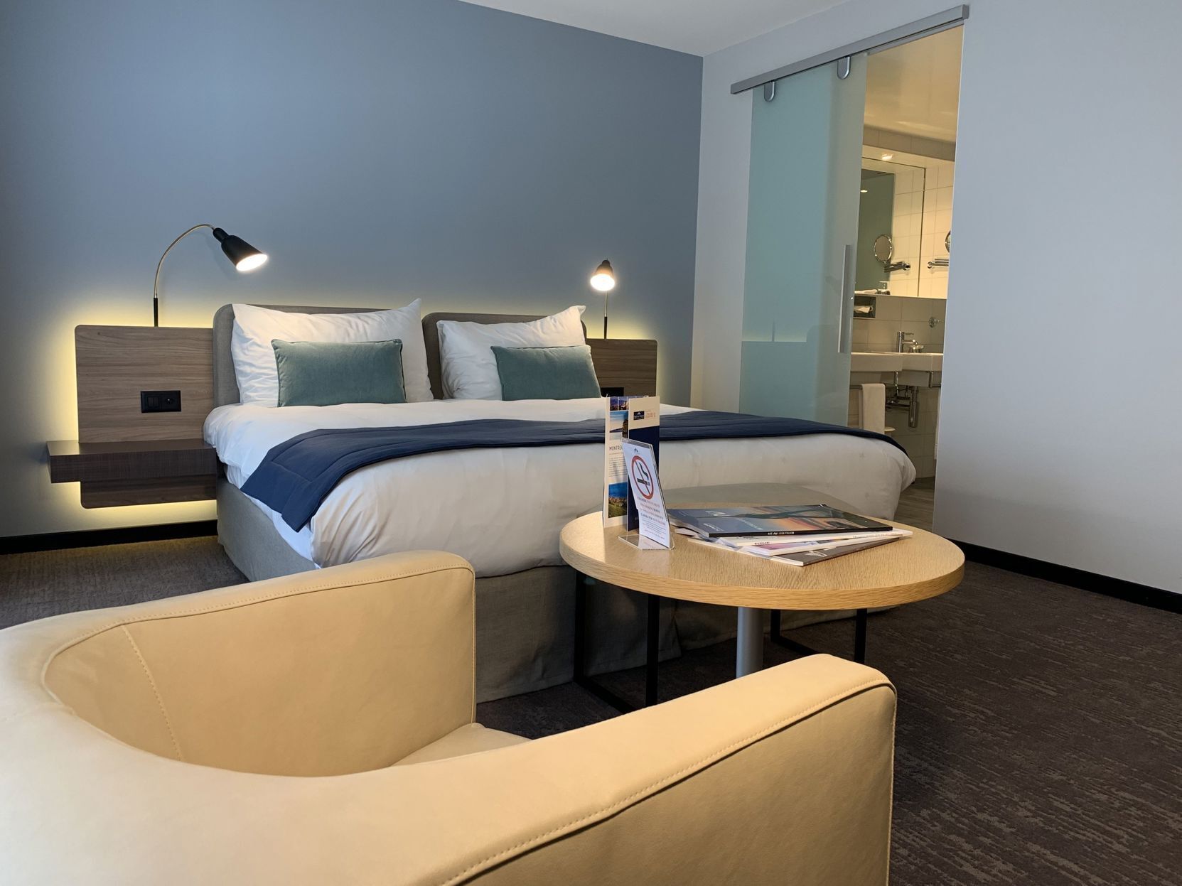 Ropa de cama de alta calidad y minibar 