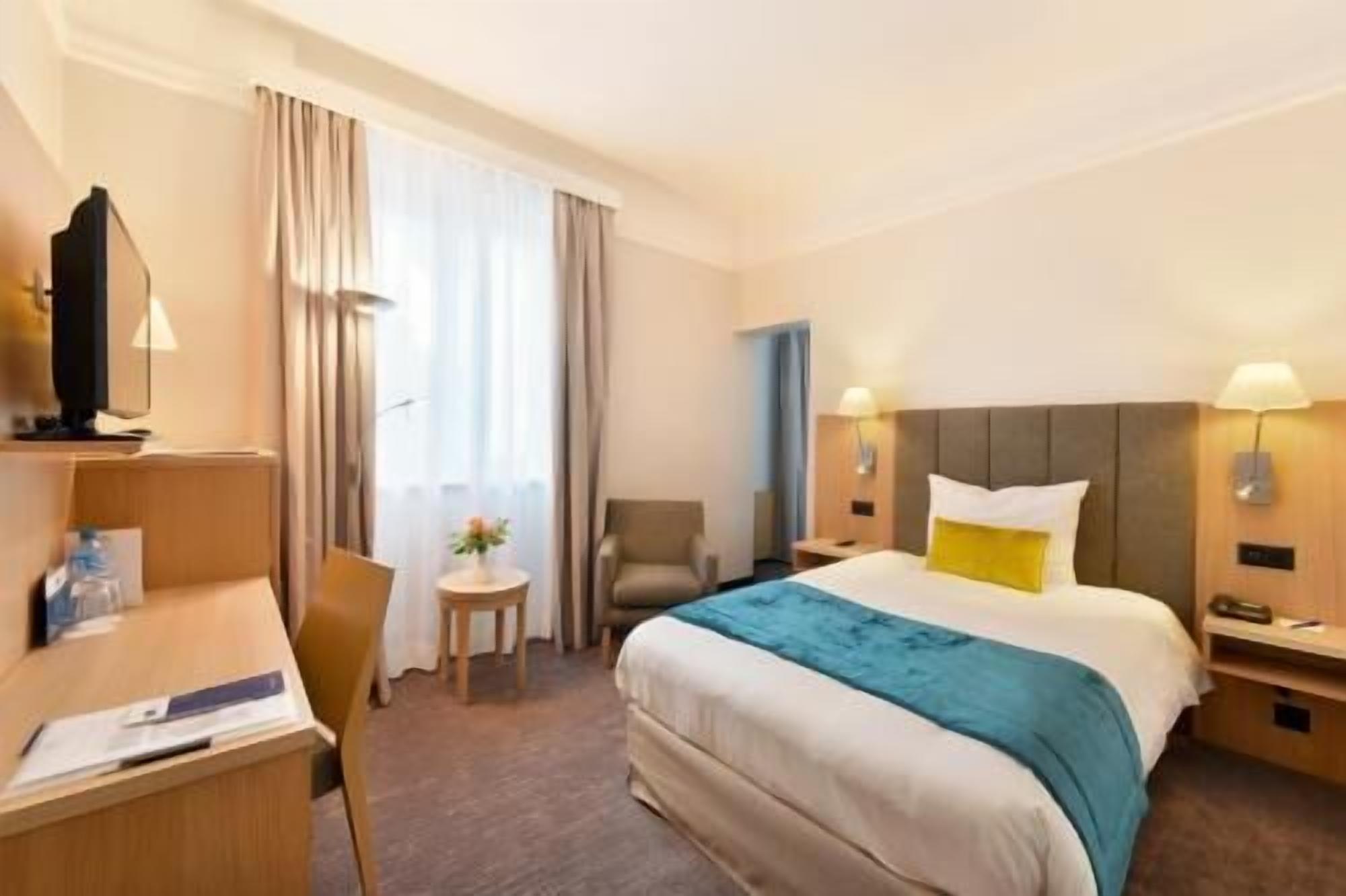 Sengetøy av topp kvalitet, minibar, safe på rommet og skrivebord