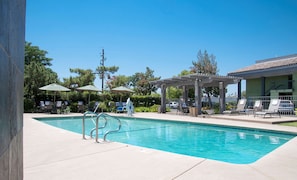 Piscine extérieure, parasols de plage, chaises longues