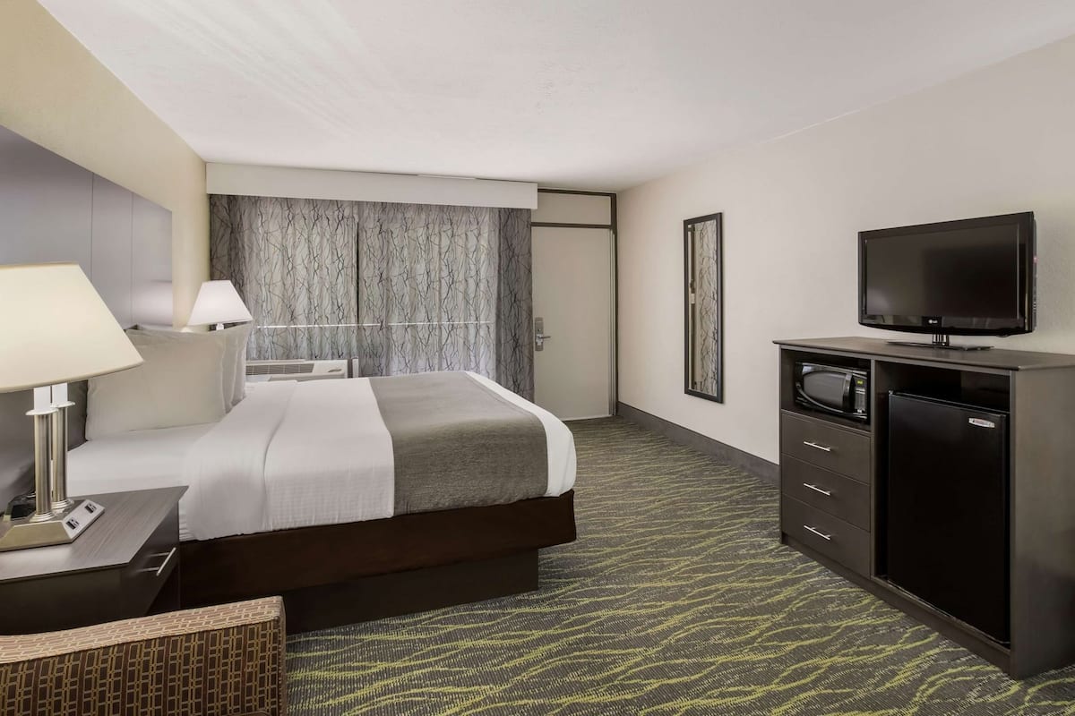 Zimmersafe, Schreibtisch, laptopgeeigneter Arbeitsplatz