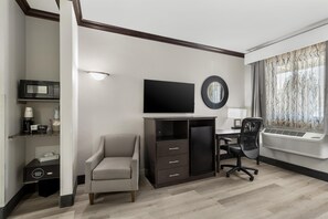 Standard Room, 1 King Bed, Non Smoking, Jetted Tub | In-room safe, desk, laptop workspace, soundproofing