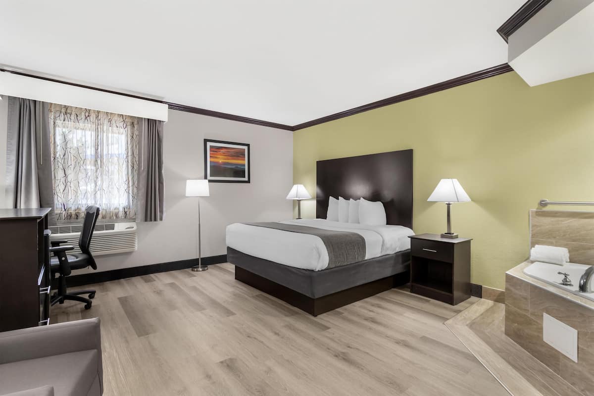 Standard Room, 1 King Bed, Non Smoking, Jetted Tub | In-room safe, desk, laptop workspace, soundproofing