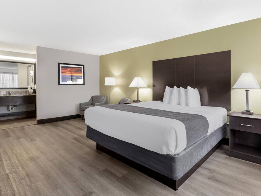 Quarto standard, 1 cama King, para não fumantes, geladeira e micro-ondas | Cofres nos quartos, escrivaninha, espaço de trabalho para notebook