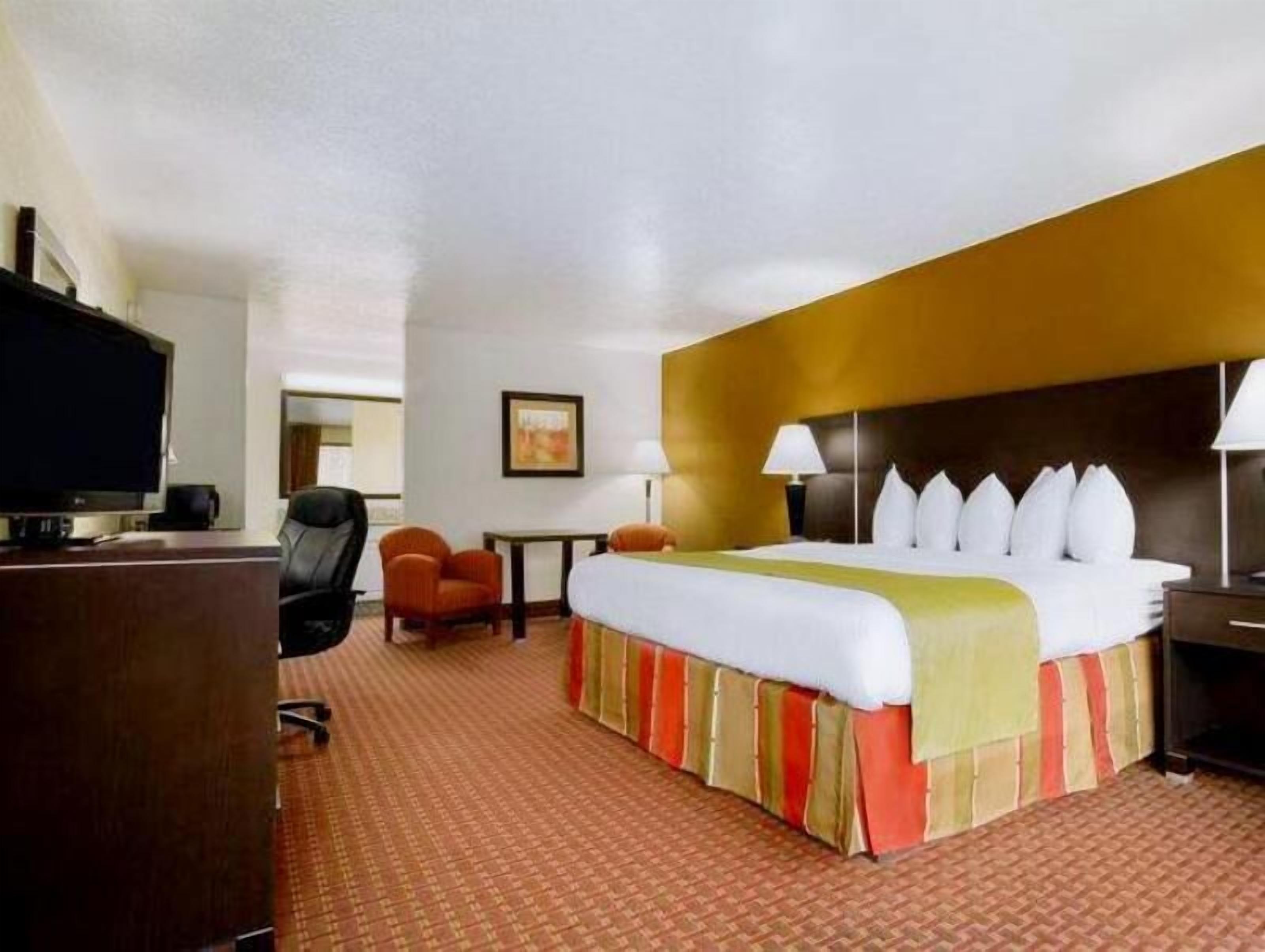 In-room safe, desk, laptop workspace, soundproofing