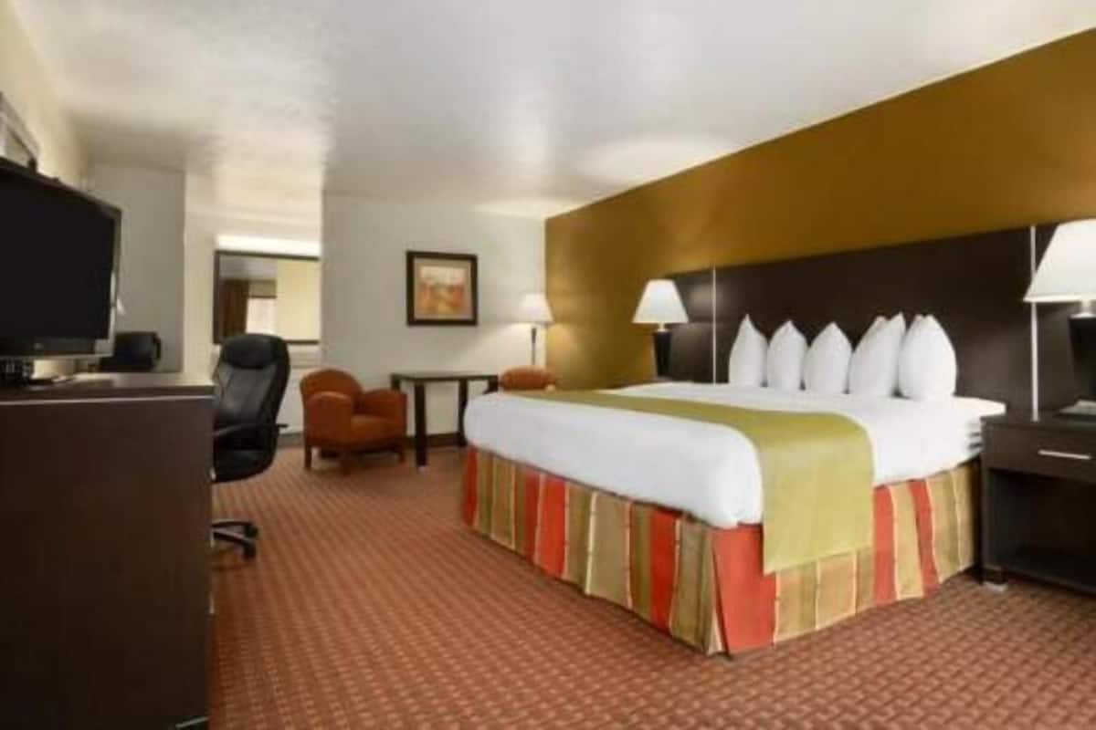 Zimmersafe, Schreibtisch, laptopgeeigneter Arbeitsplatz