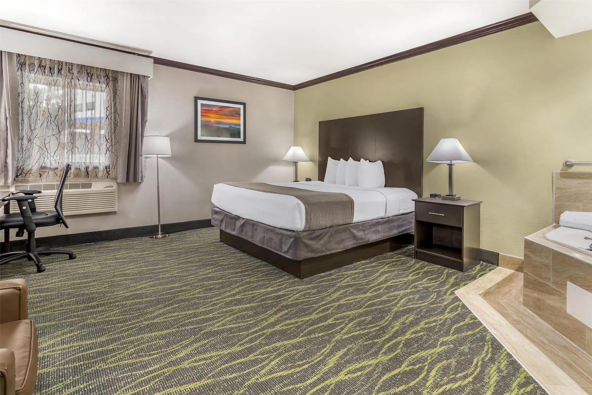 Standard Room, 1 King Bed, Non Smoking, Jetted Tub