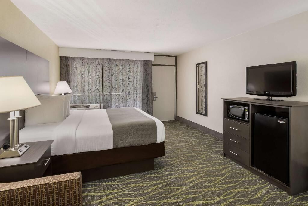 In-room safe, desk, laptop workspace, soundproofing