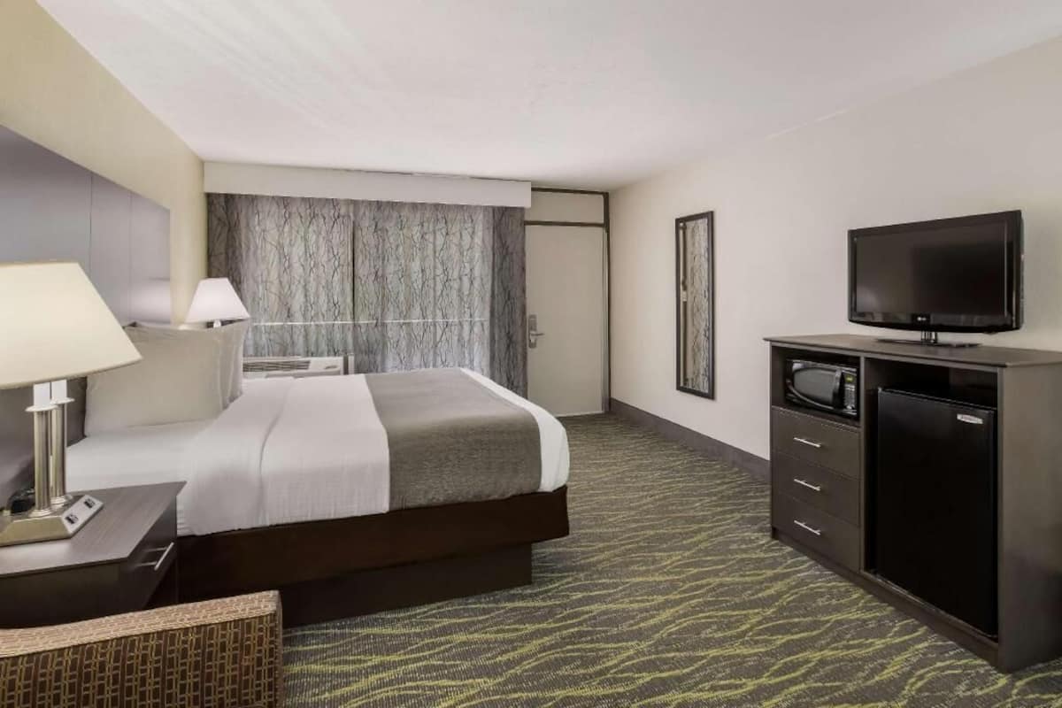 Zimmersafe, Schreibtisch, laptopgeeigneter Arbeitsplatz