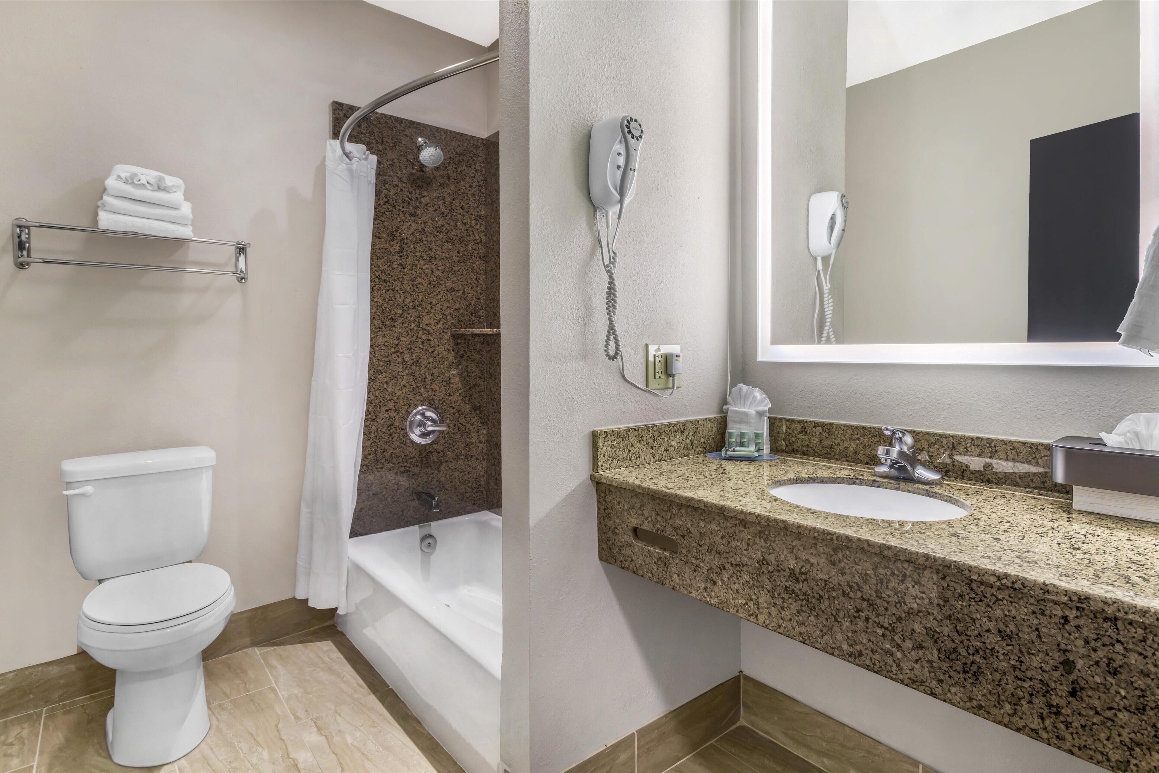 standard room, 1 king bed, non smoking, jetted tub | bathroom | combined shower/bathtub, eco-friendly toiletries, hair dryer, towels