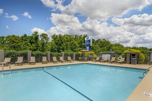 Piscine extérieure, chaises longues