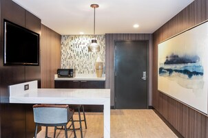 Ropa de cama de alta calidad y caja de seguridad en la habitación 