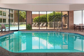 Piscine intérieure, piscine extérieure