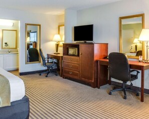 Desk, soundproofing, iron/ironing board, free cots/infant beds - Clarion Inn Fredericksburg North (Fredericksburg)