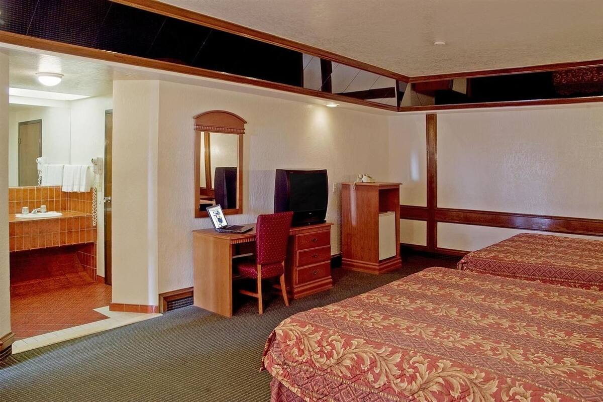 Suite, 2 Queen Beds, Smoking