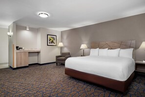 Business Room, 1 King Bed, Non Smoking | In-room safe, desk, iron/ironing board, free cots/infant beds - Baymont by Wyndham Waukesha (Waukesha)