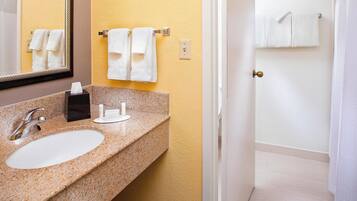 Bañera con ducha, artículos de tocador gratuitos, secador de pelo