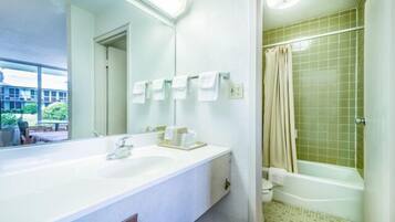 Kombinasi shower/bathtub dan perlengkapan mandi gratis