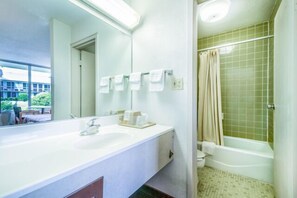 Combined shower/tub, free toiletries, hair dryer, towels