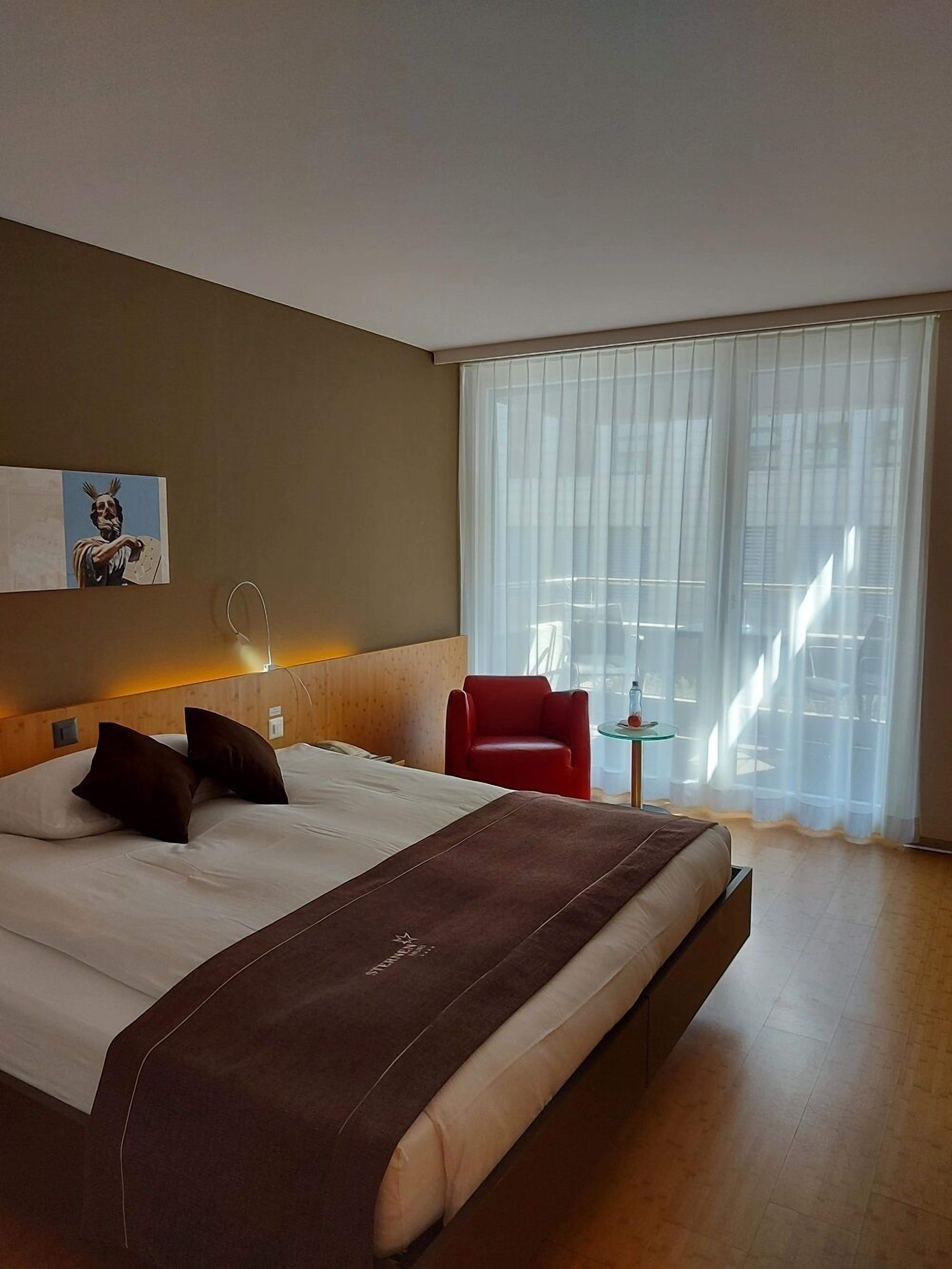 premium | hypo-allergenic bedding, minibar, in-room safe, desk