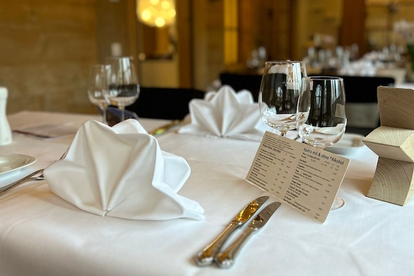 2 restaurants; lunch and dinner served