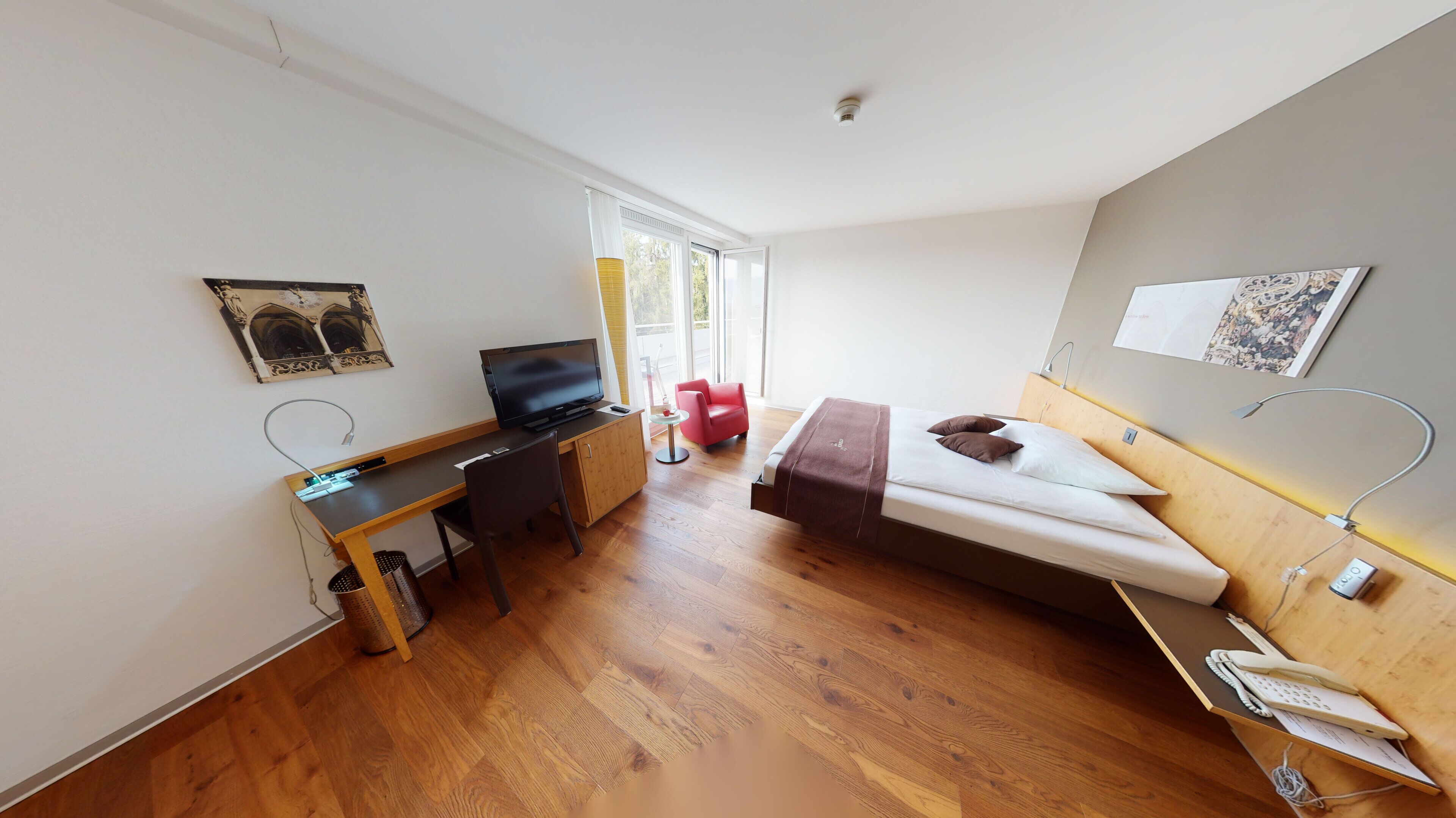 premium | hypo-allergenic bedding, minibar, in-room safe, desk