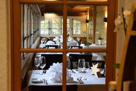 2 Restaurants; Mittagessen und Abendessen werden serviert. Sternen Muri