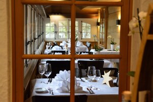 2 restaurantes; se sirve almuerzo y cena; cocina internacional
