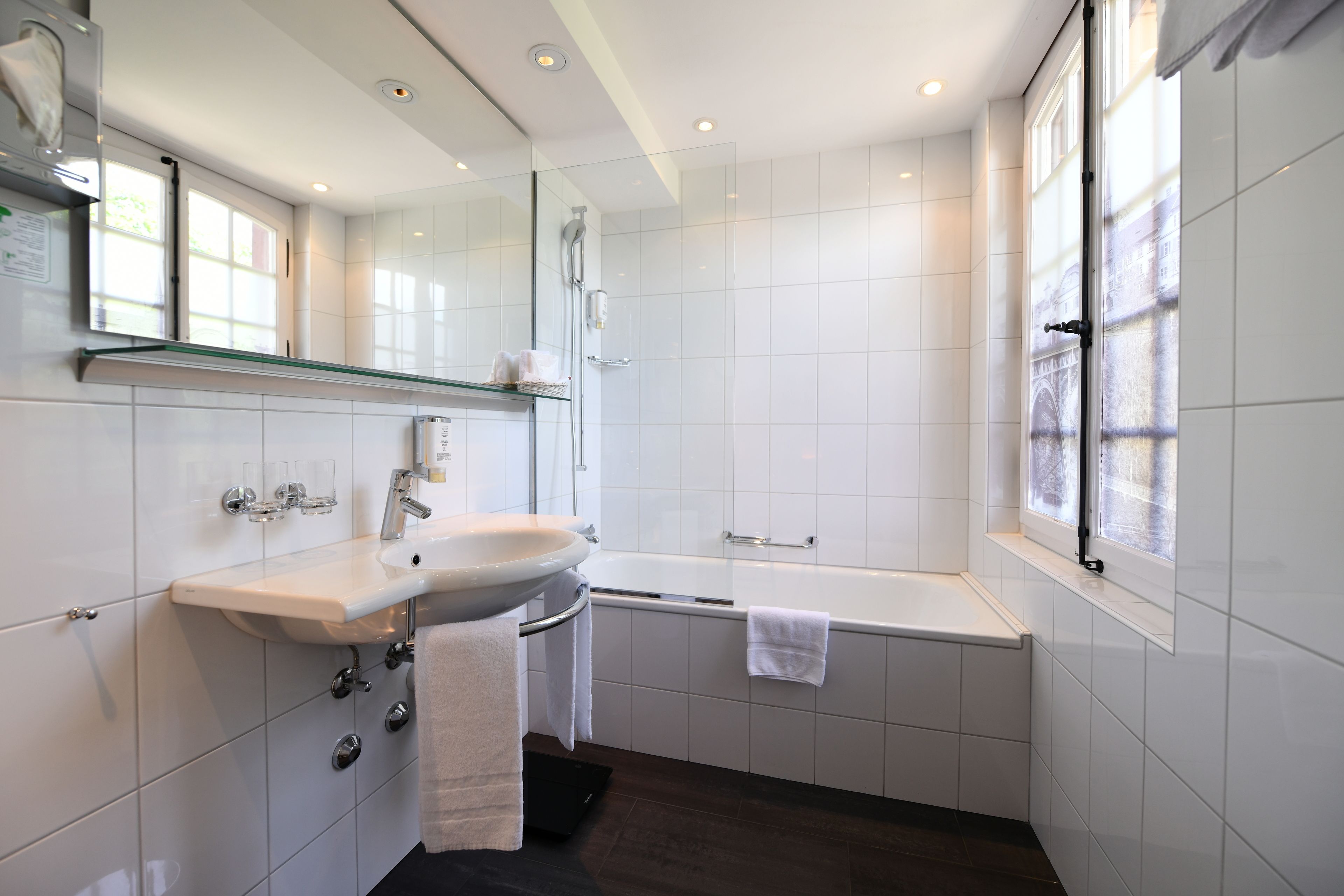 roof | deep-soaking bathtub