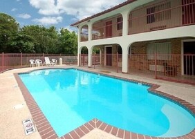 Una piscina al aire libre de temporada