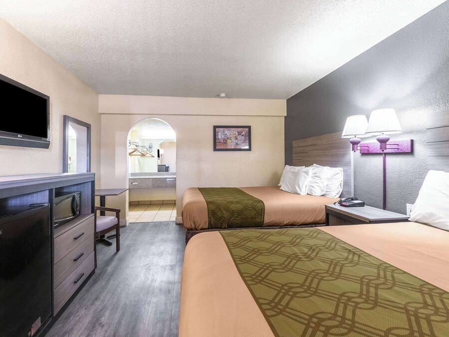 Escrivaninha, cortinas blackout, ferros/tábuas de passar roupa