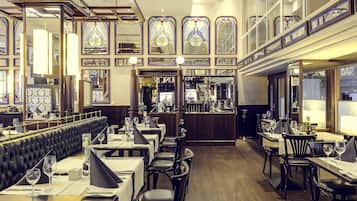 Petit déjeuner et déjeuner servis sur place, restauration en plein air