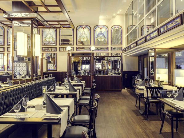 Déjeuner, dîner et souper servis sur place, restaurant en plein air 