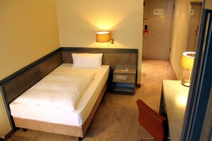 スタンダード ルーム シングルベッド 1 台 | 低刺激性寝具、セーフティボックス (室内)、デスク、遮光カーテン