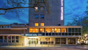 Un moderno edificio de hotel con un letrero llamativo que dice 'Mercure Hotel'.