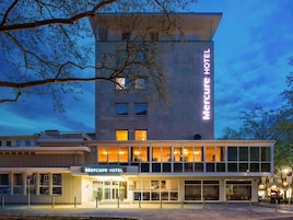 Un moderno edificio de hotel con un letrero llamativo que dice 'Mercure Hotel'.