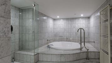 Suite ejecutiva, 1 cama King size | Ropa de cama hipoalergénica y caja de seguridad en la habitación