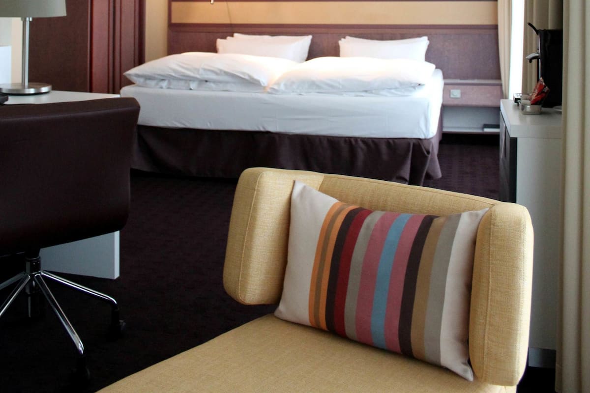 Hypo-allergenic bedding, in-room safe, desk, blackout curtains