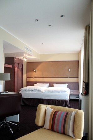 Hypo-allergenic bedding, in-room safe, desk, blackout curtains - Mercure Hotel Dortmund Centrum (Dortmund)
