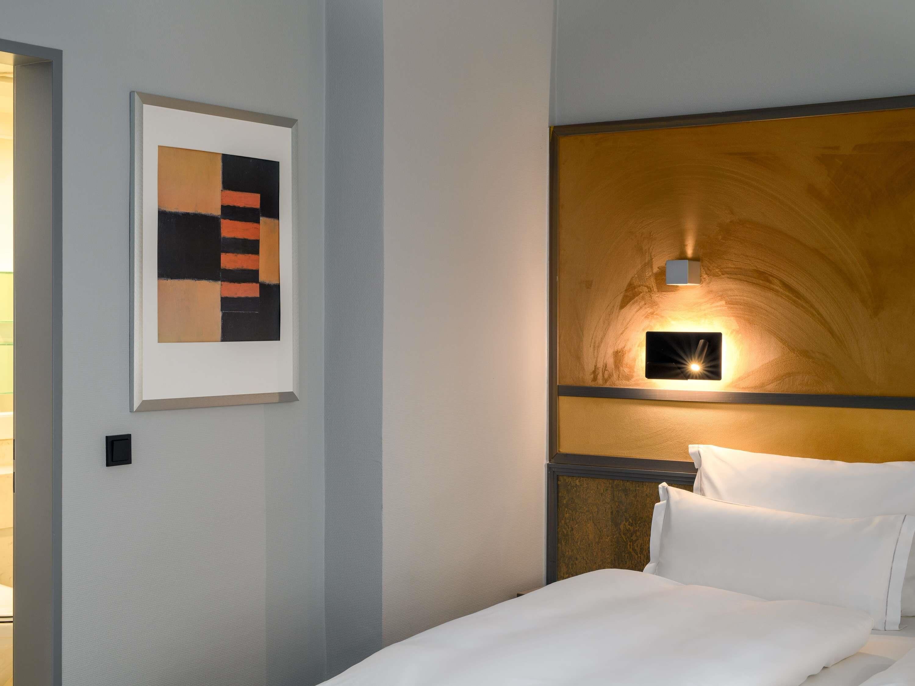 Standard Room, 1 Queen Bed | Hypo-allergenic bedding, in-room safe, desk, blackout drapes