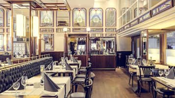 Se sirven desayunos y cocina local, restaurante con mesas al aire libre