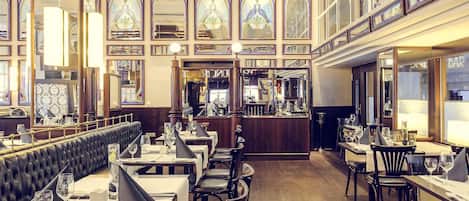 Petit déjeuner et déjeuner servis sur place, restauration en plein air