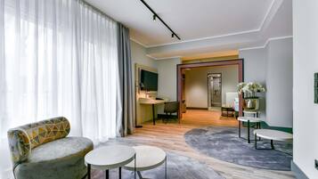 Executive-Suite, 1 King-Bett | Allergikerbettwaren, Zimmersafe, Schreibtisch, Verdunkelungsvorhänge