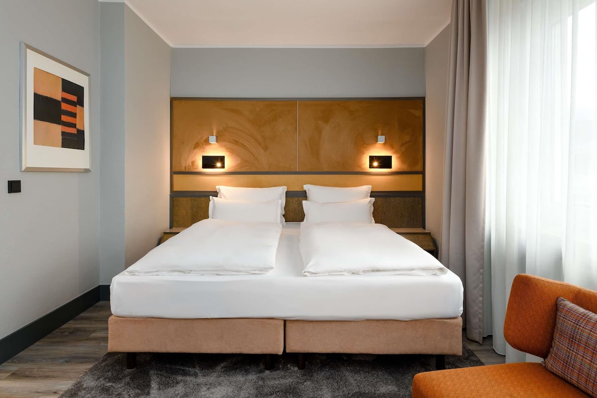 Hypo-allergenic bedding, in-room safe, desk, blackout curtains