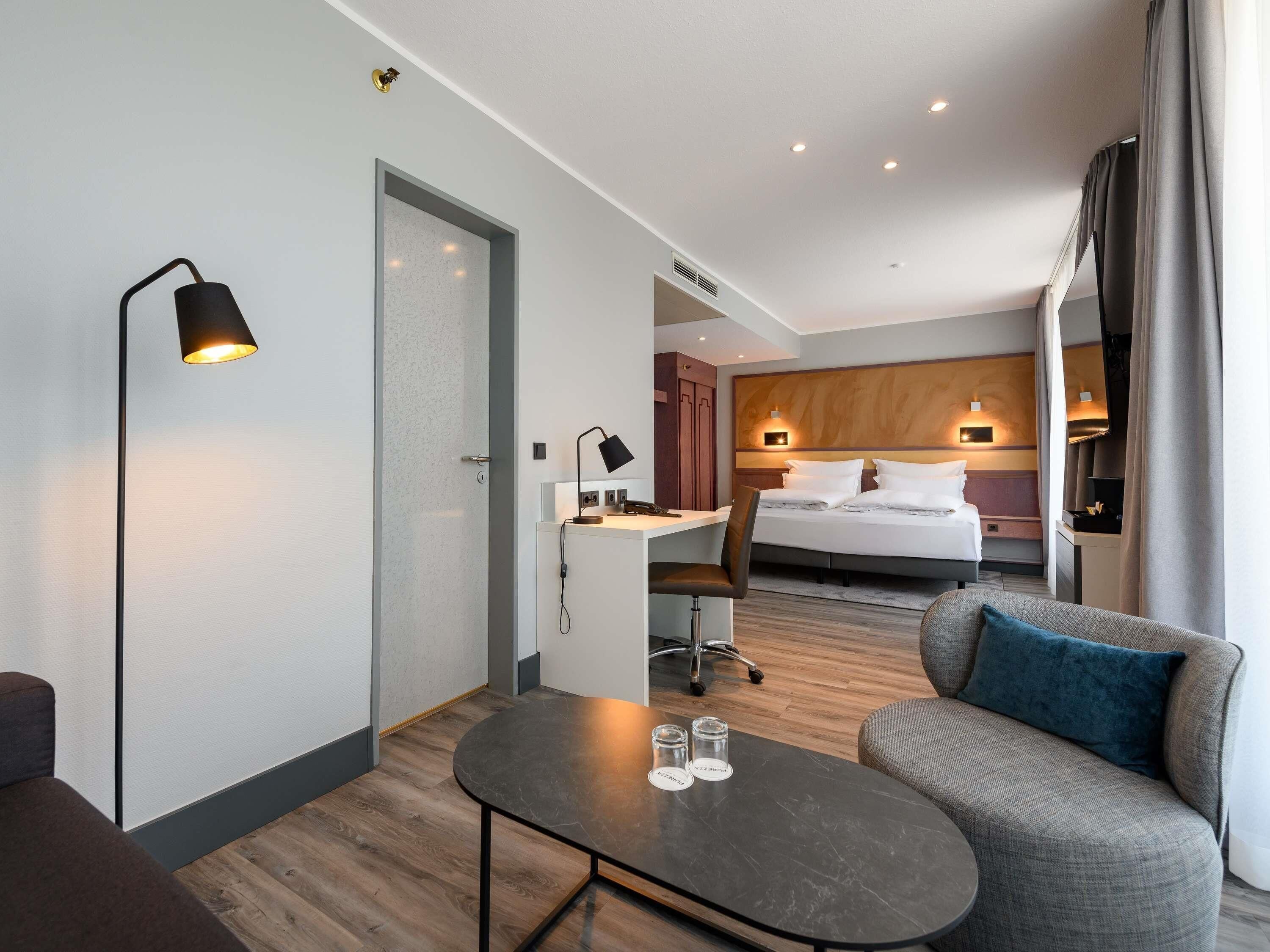 Privilege, Room, 1 King Bed | Hypo-allergenic bedding, in-room safe, desk, blackout drapes